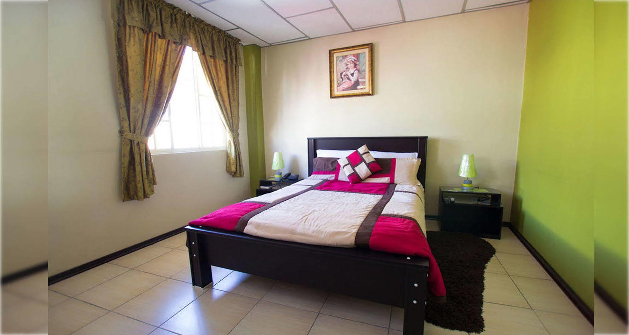 Hotel Las Gardenias กูเอ็งกา ภายนอก รูปภาพ