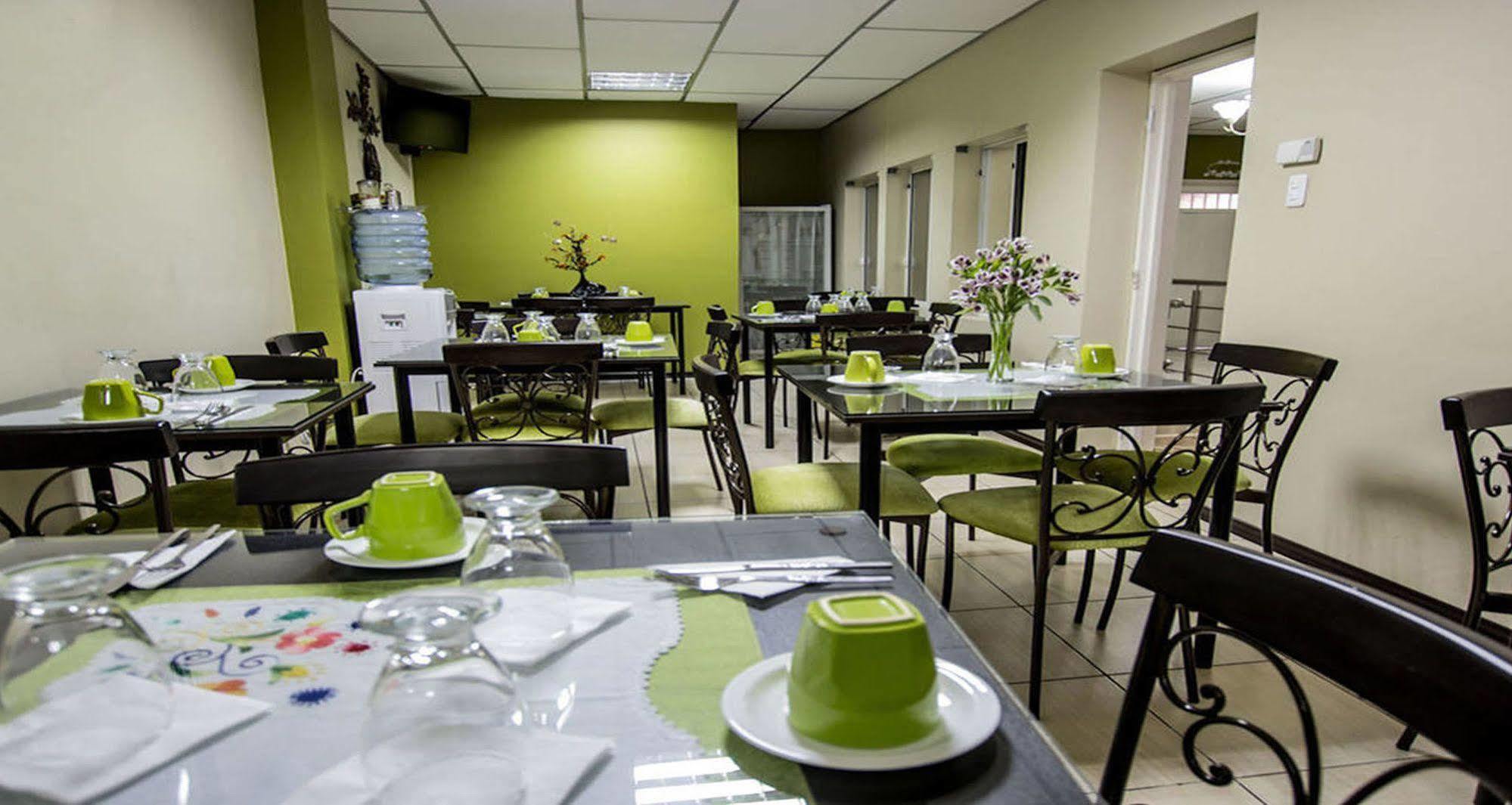 Hotel Las Gardenias กูเอ็งกา ภายนอก รูปภาพ